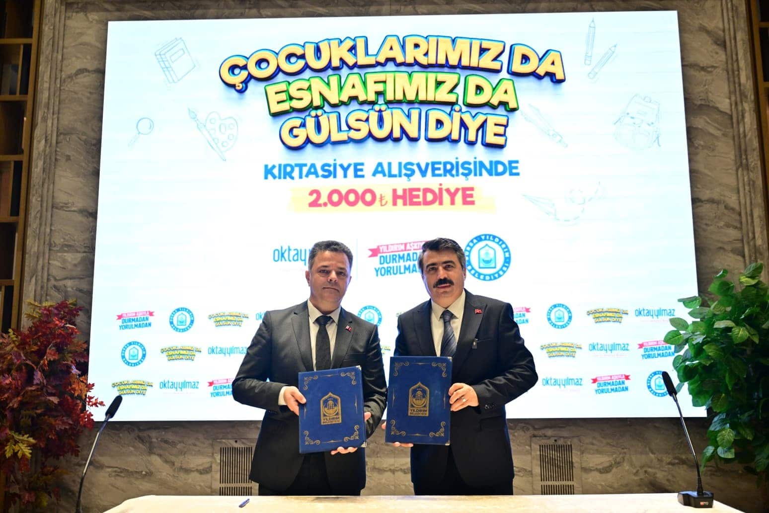 YILDIRIM BELEDİYESİ, YENİ EĞİTİM-ÖĞRETİM YILI ÖNCESİNDE 6 BİN ÖĞRENCİYE 2 BİN TL’LİK KIRTASİYE DESTEĞİ SAĞLAYACAK. BURSA MATBAACILAR VE KIRTASİYECİLER ODASI İŞBİRLİĞİYLE HAYATA GEÇİRİLEN PROJE ÖĞRENCİLERE VE AİLELERE DESTEK OLURKEN, YILDIRIM’DAKİ YEREL ESNAFA DA KATKI SUNACAK.
