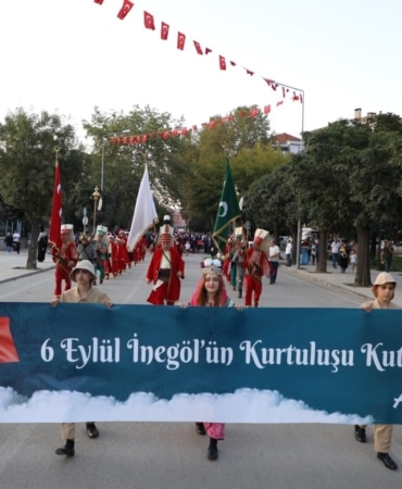İNEGÖL BELEDİYESİ, 6 EYLÜL İNEGÖL'ÜN DÜŞMAN İŞGALİNDEN KURTULUŞUNUN 104. YIL DÖNÜMÜ DOLAYISIYLA 2-6 EYLÜL TARİHLERİ ARASINDA BİR DİZİ ETKİNLİK DÜZENLEYECEK. BELEDİYE BAŞKANI ALPER TABAN, TÜM İNEGÖLLÜLERİ ETKİNLİKLERE KATILMAYA VE KURTULUŞ COŞKUSUNA ORTAK OLMAYA DAVET ETTİ.