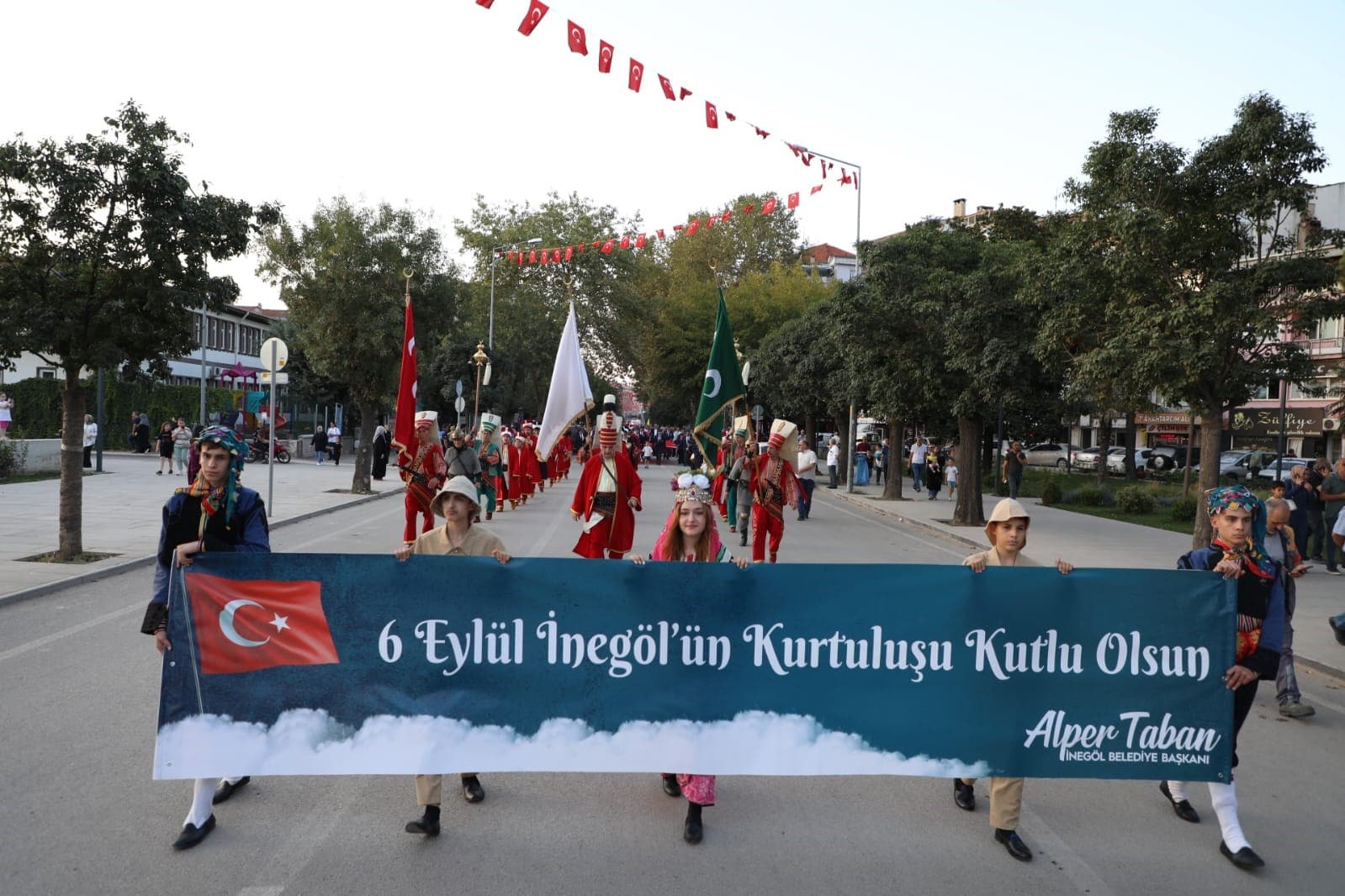 İNEGÖL BELEDİYESİ, 6 EYLÜL İNEGÖL'ÜN DÜŞMAN İŞGALİNDEN KURTULUŞUNUN 104. YIL DÖNÜMÜ DOLAYISIYLA 2-6 EYLÜL TARİHLERİ ARASINDA BİR DİZİ ETKİNLİK DÜZENLEYECEK. BELEDİYE BAŞKANI ALPER TABAN, TÜM İNEGÖLLÜLERİ ETKİNLİKLERE KATILMAYA VE KURTULUŞ COŞKUSUNA ORTAK OLMAYA DAVET ETTİ.