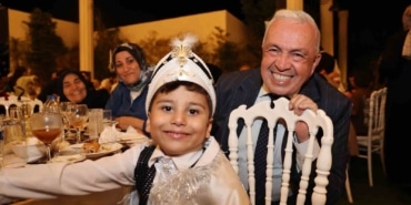NİLÜFER BELEDİYESİ’NİN DÜZENLEDİĞİ 22’NCİ GELENEKSEL SÜNNET ŞÖLENİ’NDE 145 ÇOCUK VE AİLESİ KEYİFLİ BİR GECE YAŞADI. NİLÜFER BELEDİYE BAŞKANI ŞADİ ÖZDEMİR, NİLÜFER’İN BİR DAYANIŞMA KENTİ OLDUĞUNU BELİRTEREK, BUNUN EN GÜZEL ÖRNEKLERİNDEN BİRİNİN YAŞANDIĞINI KAYDETTİ.