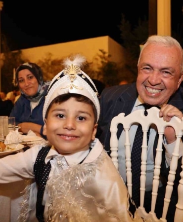 NİLÜFER BELEDİYESİ’NİN DÜZENLEDİĞİ 22’NCİ GELENEKSEL SÜNNET ŞÖLENİ’NDE 145 ÇOCUK VE AİLESİ KEYİFLİ BİR GECE YAŞADI. NİLÜFER BELEDİYE BAŞKANI ŞADİ ÖZDEMİR, NİLÜFER’İN BİR DAYANIŞMA KENTİ OLDUĞUNU BELİRTEREK, BUNUN EN GÜZEL ÖRNEKLERİNDEN BİRİNİN YAŞANDIĞINI KAYDETTİ.