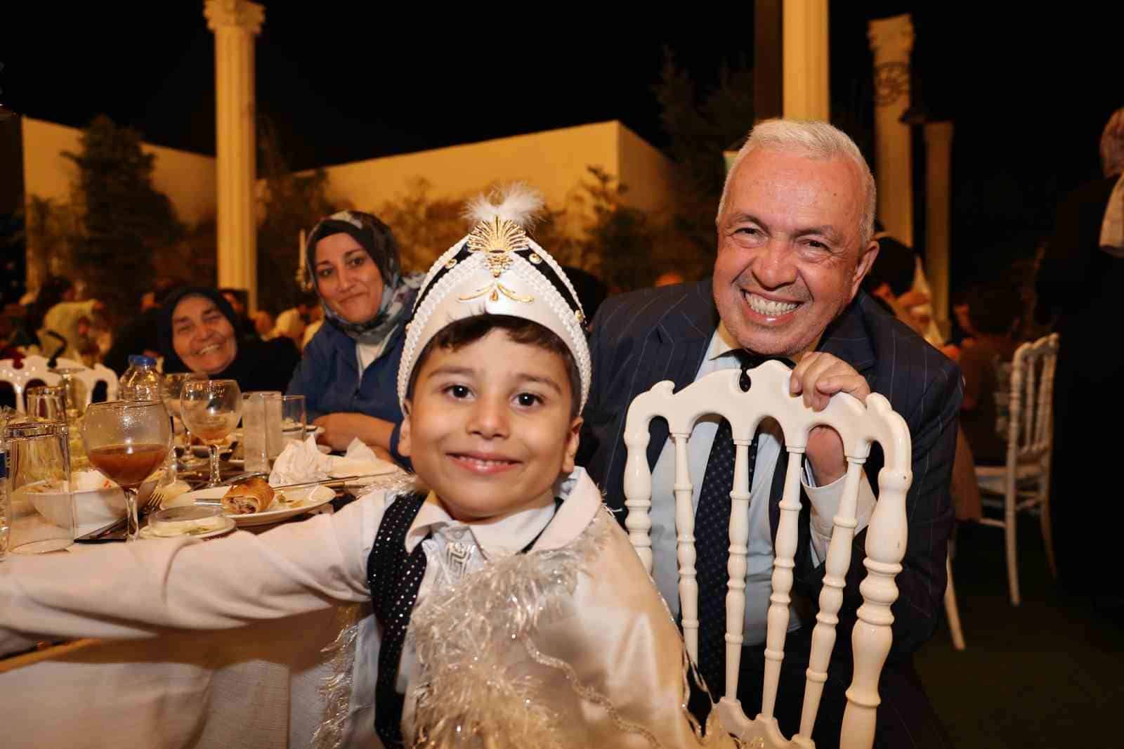 NİLÜFER BELEDİYESİ’NİN DÜZENLEDİĞİ 22’NCİ GELENEKSEL SÜNNET ŞÖLENİ’NDE 145 ÇOCUK VE AİLESİ KEYİFLİ BİR GECE YAŞADI. NİLÜFER BELEDİYE BAŞKANI ŞADİ ÖZDEMİR, NİLÜFER’İN BİR DAYANIŞMA KENTİ OLDUĞUNU BELİRTEREK, BUNUN EN GÜZEL ÖRNEKLERİNDEN BİRİNİN YAŞANDIĞINI KAYDETTİ.