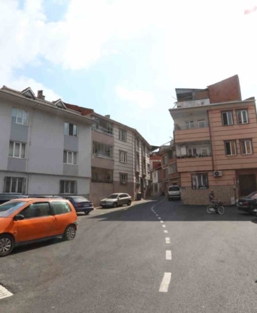 İNEGÖL BELEDİYESİ, SİNANBEY MAHALLESİNDE YAPIMI TAMAMLANAN VE KISA SÜRE İÇERİSİNDE HİZMET VERMEYE BAŞLAYACAK OLAN ÖZNUR-SELÇUK ARMAĞAN AİLE SAĞLIĞI MERKEZİNİN ÇEVRESİNDE BULUNAN VE PARKE TAŞ KAPLI OLAN 3 SOKAKTA ASFALT UYGULAMASI GERÇEKLEŞTİRDİ.