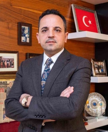 BUYSAD BAŞKANI ABİDİN ŞAKİR ÖZEN, ÇÖPE GİDEN HER GIDA ÜRÜNÜYLE BİRLİKTE ÜRETİMDE KULLANILAN SUYUN, ENERJİNİN, İŞ GÜCÜNÜN VE EKONOMİK KAYNAKLARIN DA KAYBEDİLDİĞİNİ SÖYLEDİ. İSRAFIN ÜRETİM MALİYETLERİNİ ARTIRARAK GIDA FİYATLARI ÜZERİNDE BASKI OLUŞTURDUĞUNA DİKKAT ÇEKEN ÖZEN, KAYNAKLARIN VERİMLİ KULLANILMASININ ARTIK EKONOMİK BİR ZORUNLULUK OLDUĞUNU VURGULADI.