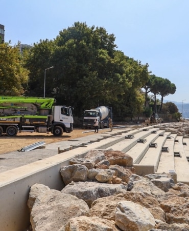 BURSA BÜYÜKŞEHİR BELEDİYESİ, GEMLİK İLÇESİ MANASTIR SAHİL YOLU’NDA YÜRÜTTÜĞÜ BAKIM, ONARIM VE ALTYAPI GÜÇLENDİRME ÇALIŞMALARIYLA SAHİL BANDINI DAHA YEŞİL, GÜVENLİ, DAYANIKLI VE ESTETİK HALE GETİRİRKEN BÖLGEYE YENİ SPOR ALANLARI DA KAZANDIRIYOR.