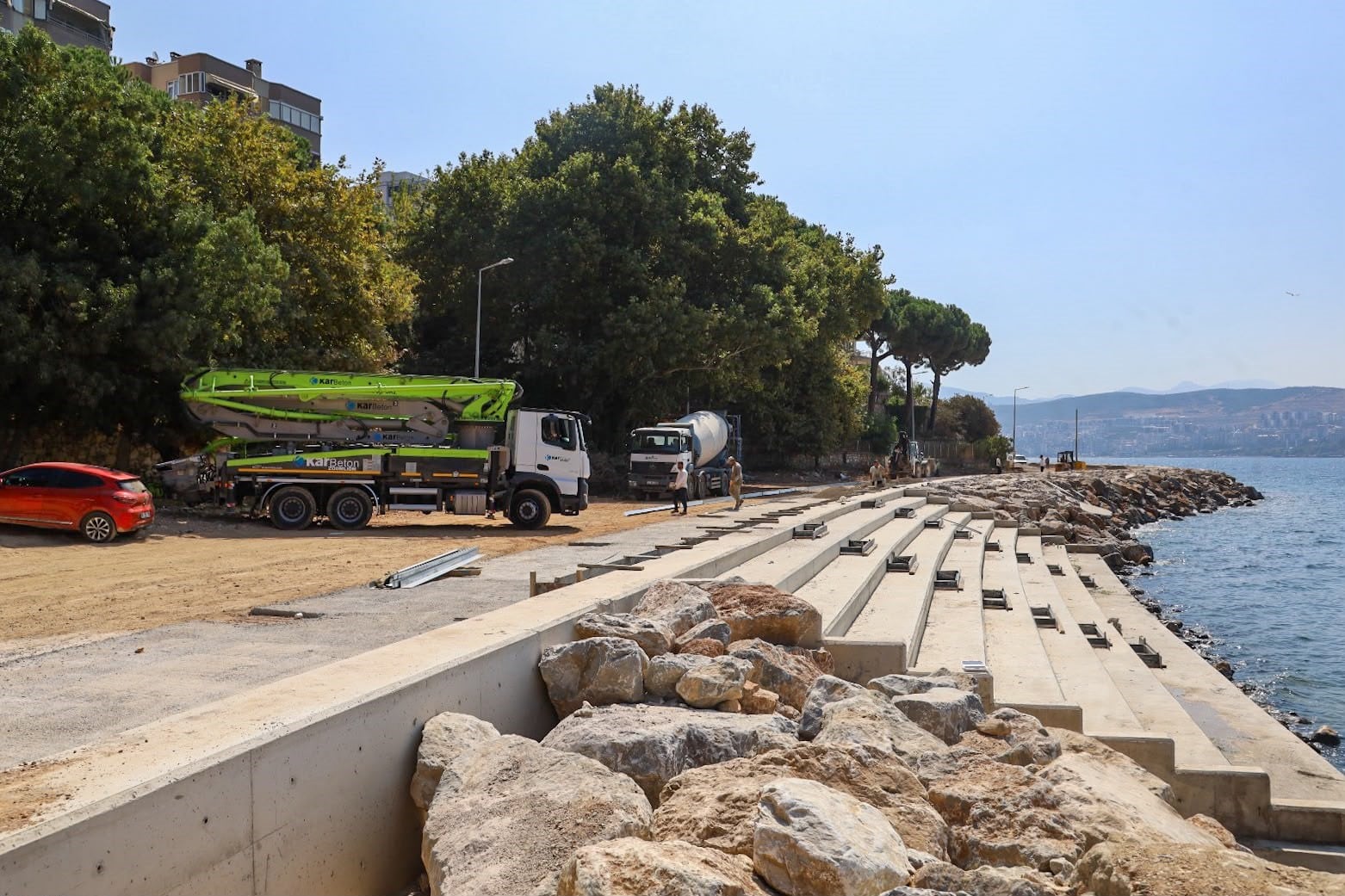 BURSA BÜYÜKŞEHİR BELEDİYESİ, GEMLİK İLÇESİ MANASTIR SAHİL YOLU’NDA YÜRÜTTÜĞÜ BAKIM, ONARIM VE ALTYAPI GÜÇLENDİRME ÇALIŞMALARIYLA SAHİL BANDINI DAHA YEŞİL, GÜVENLİ, DAYANIKLI VE ESTETİK HALE GETİRİRKEN BÖLGEYE YENİ SPOR ALANLARI DA KAZANDIRIYOR.