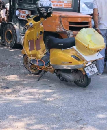 İNEGÖL İLÇESİNDE İKİ OTOMOBİL İLE ÇARPIŞAN MOTOSİKLETİN SÜRÜCÜSÜ YARALANDI.