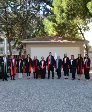 MUDANYA’DA 2026-2027 ADLİ YILI’NIN BAŞLAMASI DOLAYISIYLA ADLİYE BİNASI BAHÇESİNDE TÖREN DÜZENLENDİ. ADLİ YIL AÇILIŞ PROGRAMINDA İLÇEDEKİ KAMU KURUMLARININ YÖNETİCİLERİ, YARGI MENSUPLARI VE ADLİYE PERSONELİ BİR ARAYA GELDİ.