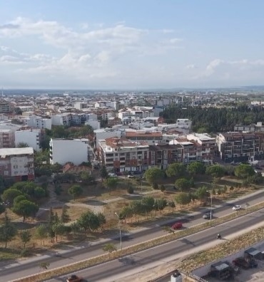 KARACABEY BELEDİYE BAŞKANI FATİH KARABATI, İLÇEDE YILLARDIR BEKLENEN ALIŞVERİŞ MERKEZİ PROJESİNDE RESMİ SÜRECİN BAŞLATILDIĞINI AÇIKLADI. KIZILAY İŞ BİRLİĞİYLE YÜRÜTÜLEN PROJEDE 20 BİN METREKARELİK ÇOK KATLI AVM YAPILMASI PLANLANIRKEN, AYNI SÜREÇTE HUZUREVİ PROJESİNİN DE HAYATA GEÇİRİLMESİ HEDEFLENİYOR.