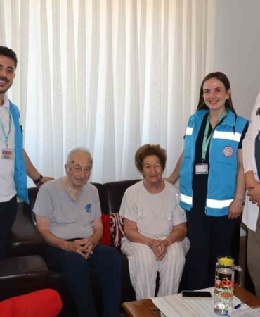 SAĞLIK BAKANLIĞININ İNSAN ODAKLI VE KESİNTİSİZ BAKIM VİZYONU DOĞRULTUSUNDA ÇALIŞMALARINI SÜRDÜREN BURSA İL SAĞLIK MÜDÜRLÜĞÜ’NE BAĞLI EVDE SAĞLIK HİZMETLERİ BİRİMLERİ, BURSA’DA YAŞ, KRONİK HASTALIK VEYA BEDENSEL ENGELLER NEDENİYLE HASTANEYE GİTMEKTE ZORLANDIKLARI DURUMLARINDA, KENDİ YAŞAM ALANLARINDA KALİTELİ, GÜVENLİ VE BÜTÜNCÜL BİR BAKIM SUNMAYA DEVAM EDİYOR.