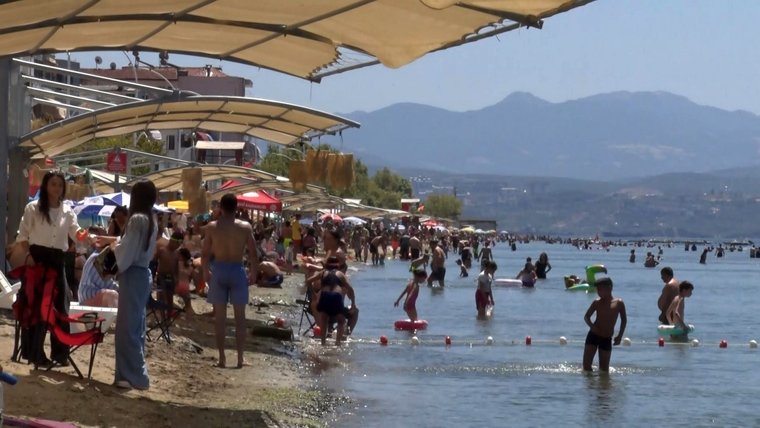 DENİZ SEZONUNUN BİTMESİNE YAKIN BURSA'NIN SAHİLLERİNDEN SEVİNDİREN HABER GELDİ. BURSA'DA MUDANYA, KARACABEY VE GEMLİK İLÇELERİNİN MARMARA DENİZİ'NE OLAN KIYILARI İLE İZNİK GÖLÜ KIYISINDAKİ PLAJ VE KAMPLARDA YAPILAN AĞUSTOS AYI İKİNCİ TUR ÖLÇÜMLERİNDE 24 PLAJIN SONUÇLARI AÇIKLANDI. ANALİZLERDE PLAJLARIN GENELİNDE İYİ KALİTEDE SUYA SAHİP OLDUĞU AÇIKLANDI.
