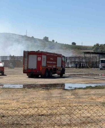 BURSA'NIN MUSTAFAKEMALPAŞA İLÇESİNDE KURU MEYVE VE SEBZE ÜZERİNE FAALİYET GÖSTEREN BİR FABRİKANIN BAHÇESİNDE BULUNAN PALETLER ALEV ALDI. KISA SÜREDE BÜYÜYEN ALEVLERE MÜDAHALE EDEN EKİPLER, YANGINI KONTROL ALTINA ALARAK SÖNDÜRDÜ.
