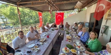 AK PARTİ BURSA MİLLETVEKİLİ AHMET KILIÇ, OSMANGAZİ YÖRÜK TÜRKMEN DERNEĞİ’NDE BURSA VE ÜLKE GÜNDEMİNE İLİŞKİN AÇIKLAMALARDA BULUNDU. ÇERÇEVE YASA’NIN KAPSAMINA İLİŞKİN KONUŞAN KILIÇ TETİK ÇEKEN, TALİMAT VEREN VE AZMETTİREN KİŞİLERİN SÜREÇTEN YARARLANAMAYACAĞINI SÖYLEDİ. KILIÇ, AYRICA BURSA’YA YAKLAŞIK BİN YATAKLI YENİ HASTANE, METRO HATTINDA 2027 HEDEFİ VE DAĞ BÖLGESİNE CEZAEVİ PLANINA İLİŞKİN DE BİLGİLER VERDİ.