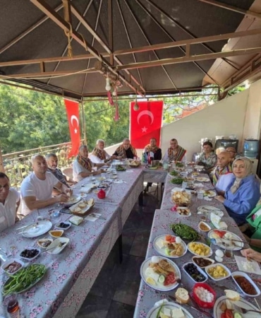 AK PARTİ BURSA MİLLETVEKİLİ AHMET KILIÇ, OSMANGAZİ YÖRÜK TÜRKMEN DERNEĞİ’NDE BURSA VE ÜLKE GÜNDEMİNE İLİŞKİN AÇIKLAMALARDA BULUNDU. ÇERÇEVE YASA’NIN KAPSAMINA İLİŞKİN KONUŞAN KILIÇ TETİK ÇEKEN, TALİMAT VEREN VE AZMETTİREN KİŞİLERİN SÜREÇTEN YARARLANAMAYACAĞINI SÖYLEDİ. KILIÇ, AYRICA BURSA’YA YAKLAŞIK BİN YATAKLI YENİ HASTANE, METRO HATTINDA 2027 HEDEFİ VE DAĞ BÖLGESİNE CEZAEVİ PLANINA İLİŞKİN DE BİLGİLER VERDİ.