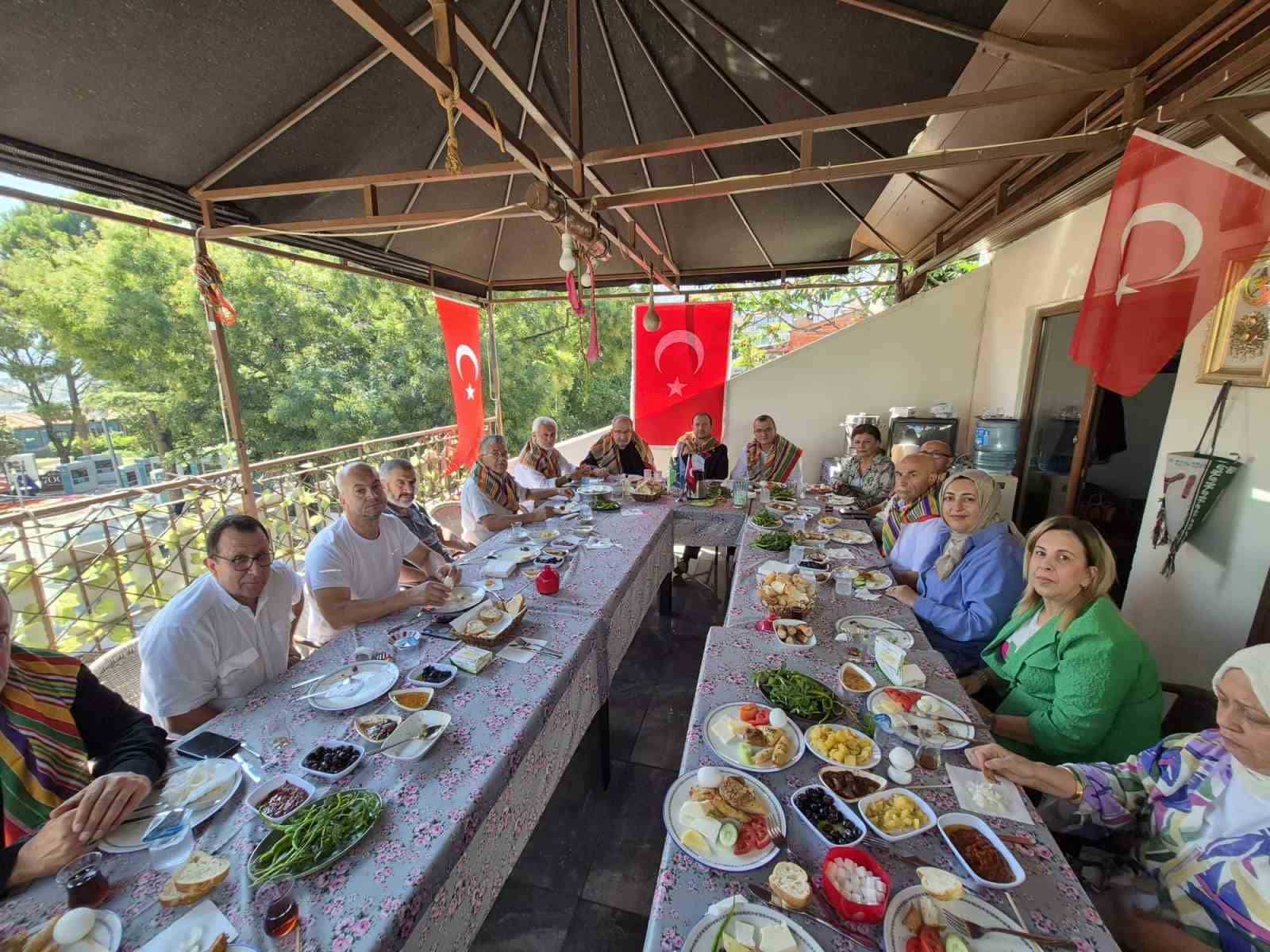 AK PARTİ BURSA MİLLETVEKİLİ AHMET KILIÇ, OSMANGAZİ YÖRÜK TÜRKMEN DERNEĞİ’NDE BURSA VE ÜLKE GÜNDEMİNE İLİŞKİN AÇIKLAMALARDA BULUNDU. ÇERÇEVE YASA’NIN KAPSAMINA İLİŞKİN KONUŞAN KILIÇ TETİK ÇEKEN, TALİMAT VEREN VE AZMETTİREN KİŞİLERİN SÜREÇTEN YARARLANAMAYACAĞINI SÖYLEDİ. KILIÇ, AYRICA BURSA’YA YAKLAŞIK BİN YATAKLI YENİ HASTANE, METRO HATTINDA 2027 HEDEFİ VE DAĞ BÖLGESİNE CEZAEVİ PLANINA İLİŞKİN DE BİLGİLER VERDİ.