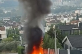 BURSA'DA PARK HALİNDEKİ ARAÇ HENÜZ BİLİNMEYEN BİR SEBEPLE ALEV ALDI.