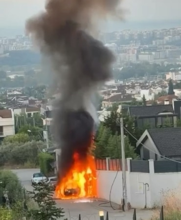 BURSA'DA PARK HALİNDEKİ ARAÇ HENÜZ BİLİNMEYEN BİR SEBEPLE ALEV ALDI.