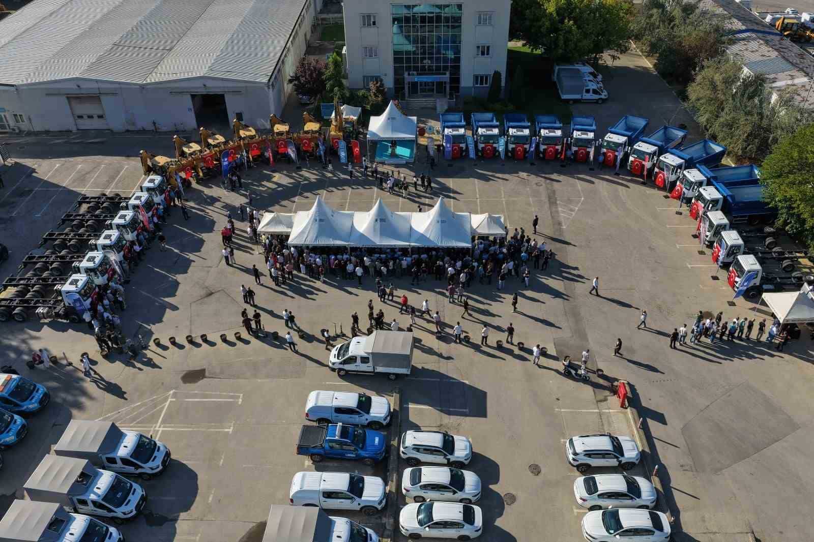 BURSA BÜYÜKŞEHİR BELEDİYESİ, BUSKİ GENEL MÜDÜRLÜĞÜ’NÜN SAHADAKİ MÜDAHALE KAPASİTESİNİ ARTIRMAK AMACIYLA 26 YENİ ARAÇ VE İŞ MAKİNESİNİ HİZMETE ALDI.