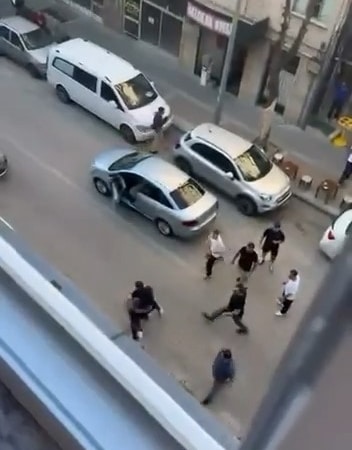 BURSA'DA CADDE ÜZERİNDE TRAFİK TARTIŞMASI SEBEBİYLE BİRBİRİNE GİREN İKİ GRUP, CADDEYİ ADETA RİNGE ÇEVİRDİ. O ANLAR AMATÖR KAMERAYA YANSIDI.