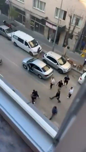 BURSA'DA CADDE ÜZERİNDE TRAFİK TARTIŞMASI SEBEBİYLE BİRBİRİNE GİREN İKİ GRUP, CADDEYİ ADETA RİNGE ÇEVİRDİ. O ANLAR AMATÖR KAMERAYA YANSIDI.