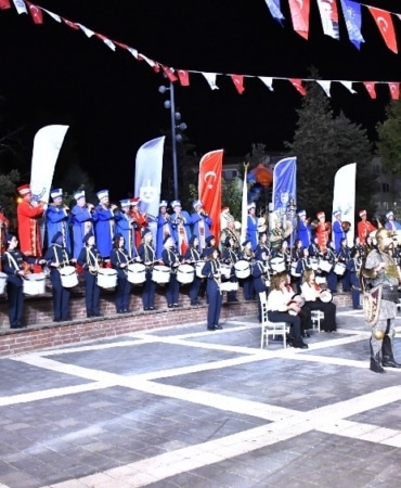 BURSA'NIN YENİŞEHİR İLÇESİNDE DÜZENLENEN 11. ULUSLARARASI ALTIN BİBER FESTİVALİ COŞKULU BAŞLADI. YENİŞEHİR BELEDİYESİ BÜNYESİNDE BULUNAN OSMANLI MEHTERİ, KADIN BANDOSU VE RİTİM GURUBU AYNI ANDA SAHNEDE BULUŞARAK TÜRKİYE'DE BİR İLKE İMZA ATTILAR.