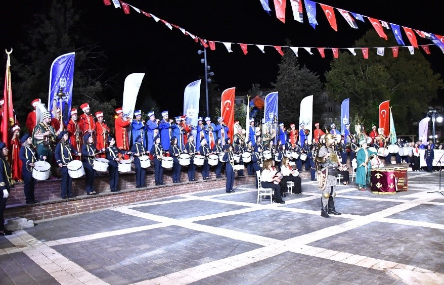 BURSA'NIN YENİŞEHİR İLÇESİNDE DÜZENLENEN 11. ULUSLARARASI ALTIN BİBER FESTİVALİ COŞKULU BAŞLADI. YENİŞEHİR BELEDİYESİ BÜNYESİNDE BULUNAN OSMANLI MEHTERİ, KADIN BANDOSU VE RİTİM GURUBU AYNI ANDA SAHNEDE BULUŞARAK TÜRKİYE'DE BİR İLKE İMZA ATTILAR.
