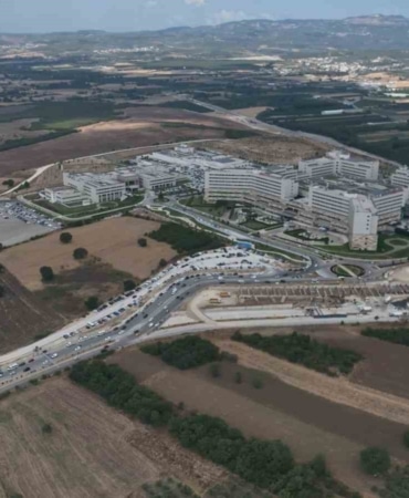 BURSA'DA EMEK İSTASYONU'NDAN BAŞLAYARAK ŞEHİR HASTANESİ VE YÜKSEK HIZLI TREN GARI'NA ULAŞIMI SAĞLAYACAK EMEK-ŞEHİR HASTANESİ HAFİF RAYLI SİSTEM HATTI PROJESİ'NDE ÇALIŞMALAR SON AŞAMAYA GELDİ. 31 AĞUSTOS 2026 TARİHLİ PROJE VERİLERİNE GÖRE HATTIN FİZİKİ GERÇEKLEŞME ORANI YÜZDE 83,80'E ULAŞTI.