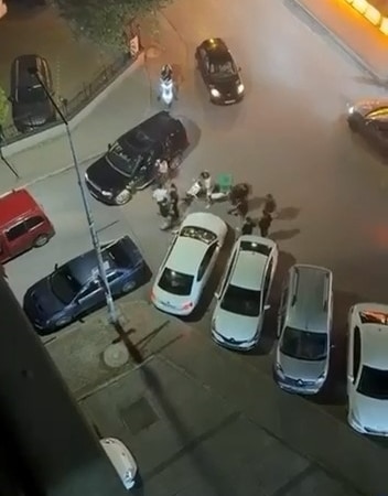 BURSA'DA İDDİAYA GÖRE OTOMOBİL İLE MOTOSİKLET SÜRÜCÜSÜ 'SİNYAL VERME' SEBEBİ YÜZÜNDEN KAFA KAFAYA GELDİ. ARAÇLARINDAN İNEN SÜRÜCÜLER, SÖZLÜ TARTIŞMA YAŞADI. O ANLAR KAMERAYA YANSIDI.