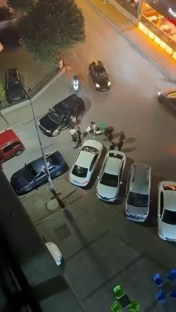 BURSA'DA İDDİAYA GÖRE OTOMOBİL İLE MOTOSİKLET SÜRÜCÜSÜ 'SİNYAL VERME' SEBEBİ YÜZÜNDEN KAFA KAFAYA GELDİ. ARAÇLARINDAN İNEN SÜRÜCÜLER, SÖZLÜ TARTIŞMA YAŞADI. O ANLAR KAMERAYA YANSIDI.