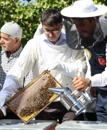 BURSA BÜYÜKŞEHİR BELEDİYESİ, KIRSAL KALKINMAYI ÖNCELEYEN ÇALIŞMALAR KAPSAMINDA KOVAN DESTEĞİ VERDİĞİ ÜRETİCİLERLE BİRLİKTE KELES İLÇESİNDE ‘BAL HASADI’ PROGRAMI DÜZENLEDİ.