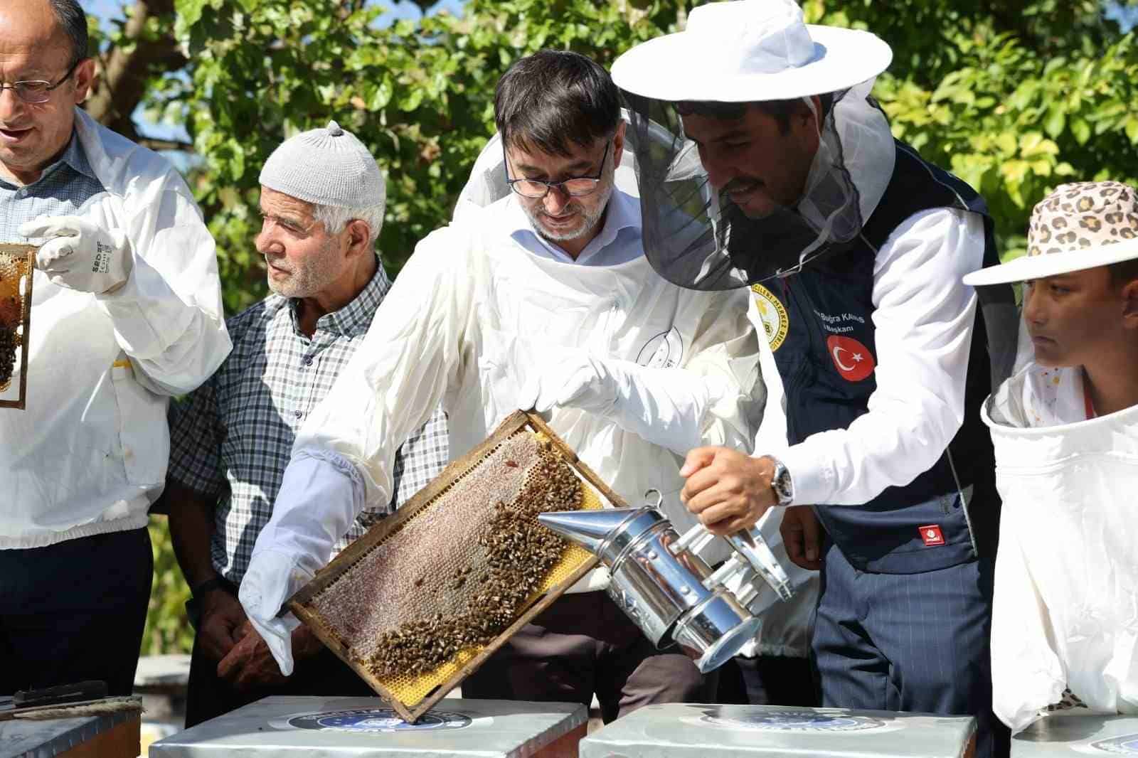BURSA BÜYÜKŞEHİR BELEDİYESİ, KIRSAL KALKINMAYI ÖNCELEYEN ÇALIŞMALAR KAPSAMINDA KOVAN DESTEĞİ VERDİĞİ ÜRETİCİLERLE BİRLİKTE KELES İLÇESİNDE ‘BAL HASADI’ PROGRAMI DÜZENLEDİ.