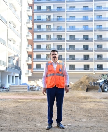YILDIRIM BELEDİYESİ’NİN ÖRNEK DÖNÜŞÜM HAMLELERİNDEN OLAN ULUS KENTSEL DÖNÜŞÜM PROJESİ’NDE ÇALIŞMALAR TÜM HIZIYLA SÜRÜYOR. ÇEVRE DOSTU UYGULAMALARIYLA ÖNE ÇIKAN PROJE, ENERJİ VE SU İHTİYACINI KENDİ BÜNYESİNDE KARŞILAYACAK.