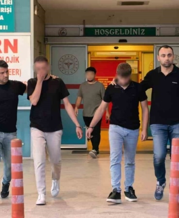 ŞÜPHELİLER, HASTANEDEKİ İŞLEMLERİNİN ARDINDAN ADLİYEYE SEVK EDİLDİ.