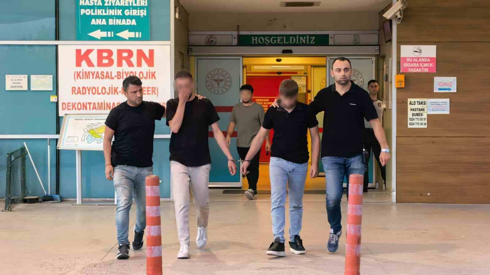 ŞÜPHELİLER, HASTANEDEKİ İŞLEMLERİNİN ARDINDAN ADLİYEYE SEVK EDİLDİ.
