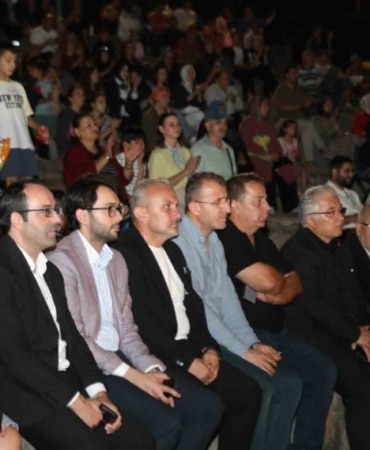 İNEGÖL BELEDİYESİ TARAFINDAN ŞEHRİN DÜŞMAN İŞGALİNDEN KURTULUŞUNUN 104. YILI ETKİNLİKLERİ KAPSAMINDA YENİCEKÖY MAHALLESİ’NDE DÜZENLENEN KONSERDE, İNEGÖL BELEDİYESİ GENÇLİK KOROSU SESLENDİRDİĞİ ESERLERLE VATANDAŞLARA UNUTULMAZ BİR AKŞAM YAŞATTI.
