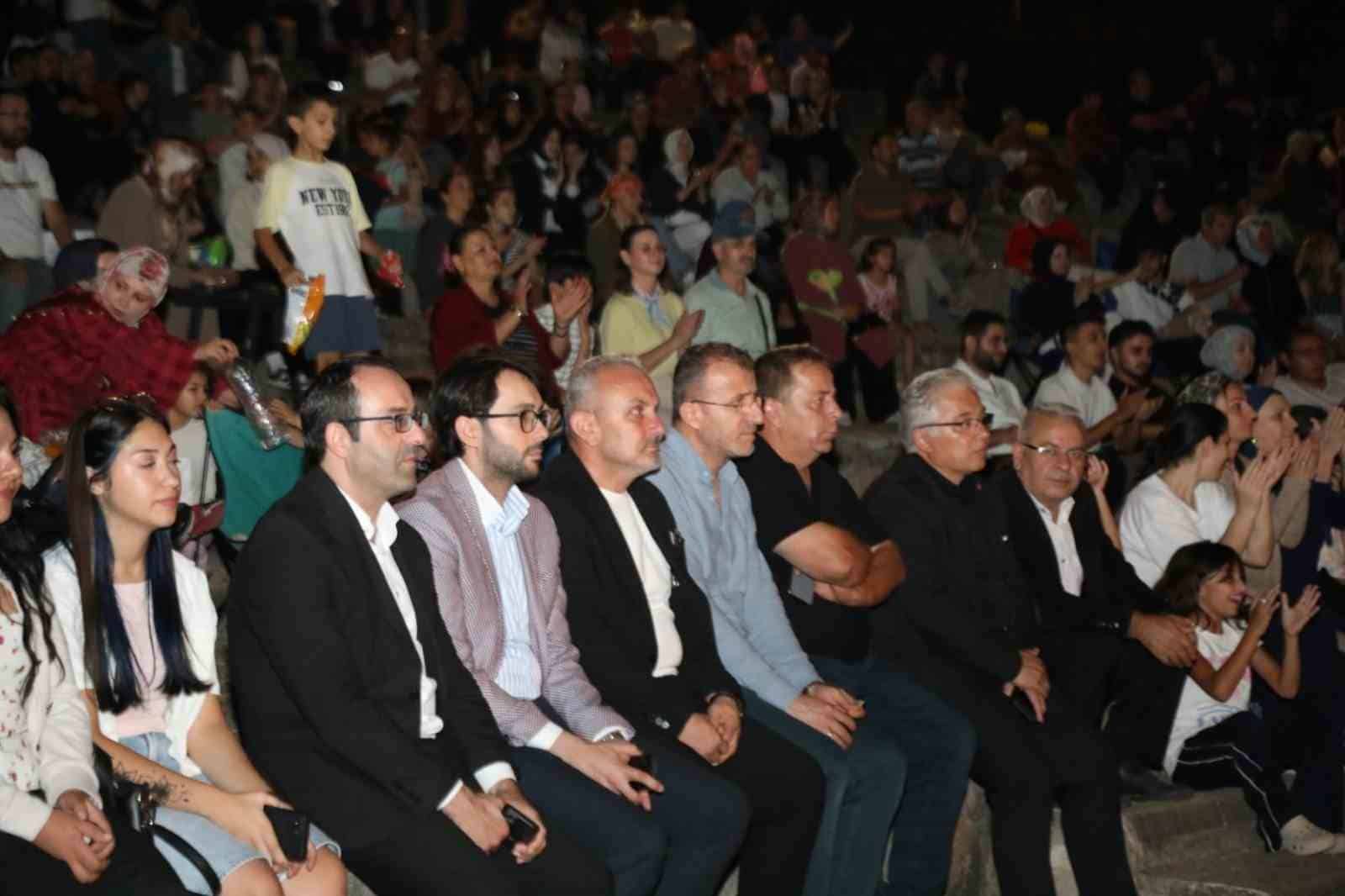 İNEGÖL BELEDİYESİ TARAFINDAN ŞEHRİN DÜŞMAN İŞGALİNDEN KURTULUŞUNUN 104. YILI ETKİNLİKLERİ KAPSAMINDA YENİCEKÖY MAHALLESİ’NDE DÜZENLENEN KONSERDE, İNEGÖL BELEDİYESİ GENÇLİK KOROSU SESLENDİRDİĞİ ESERLERLE VATANDAŞLARA UNUTULMAZ BİR AKŞAM YAŞATTI.