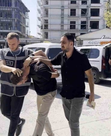 BURSA’NIN İNEGÖL İLÇESİNDE POLİS KILIĞINDA YAŞLI KADINI DOLANDIRAN 2 ŞÜPHELİ TUTUKLANDI