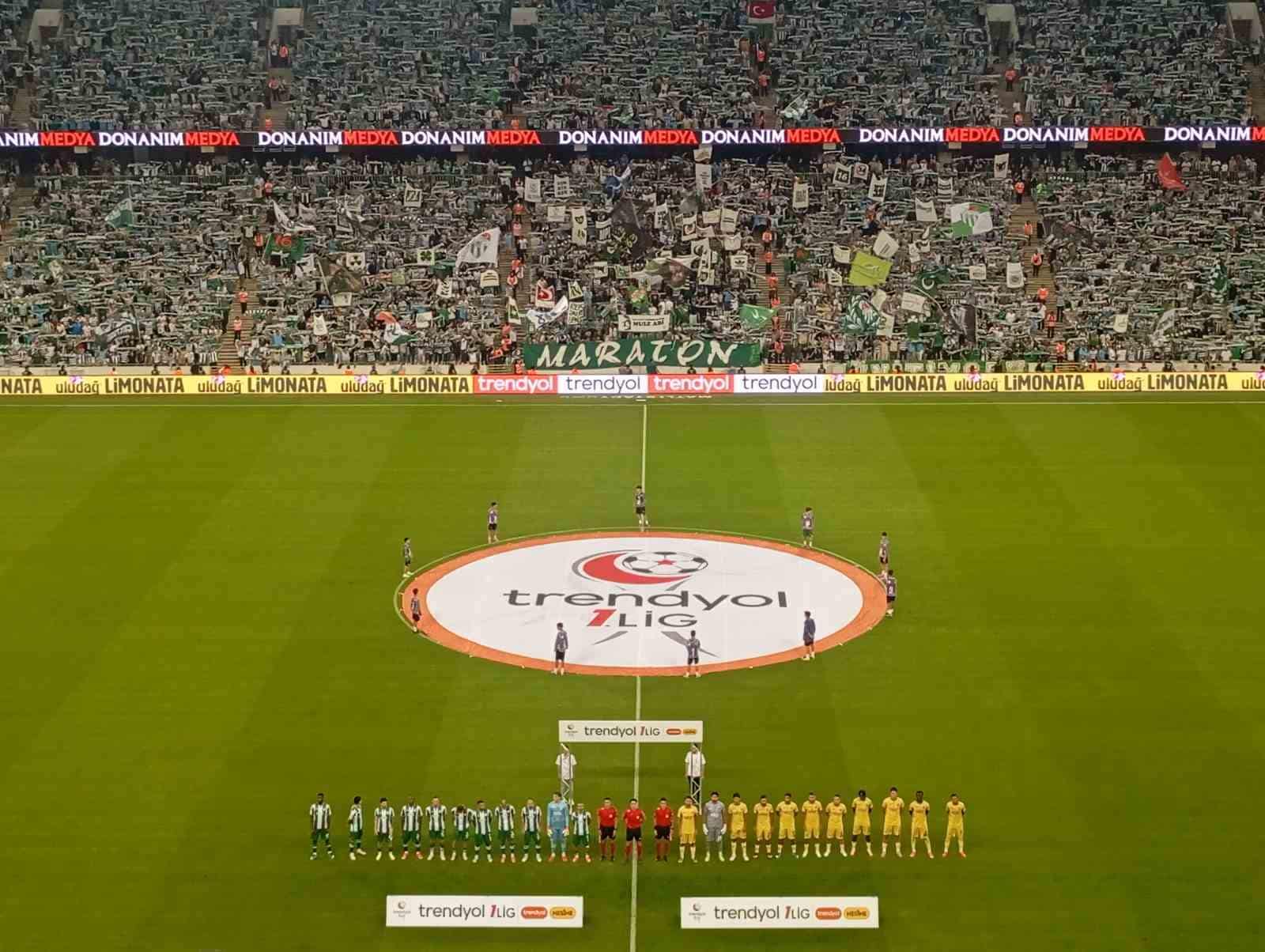 BURSASPOR, İSTANBULSPOR'U 4-0 MAĞLUP EDEREK PUANINI 12'YE YÜKSELTTİ.