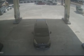 KAMYONET TADİLATTA OLAN PETROL İSTASYONUNA UÇTU