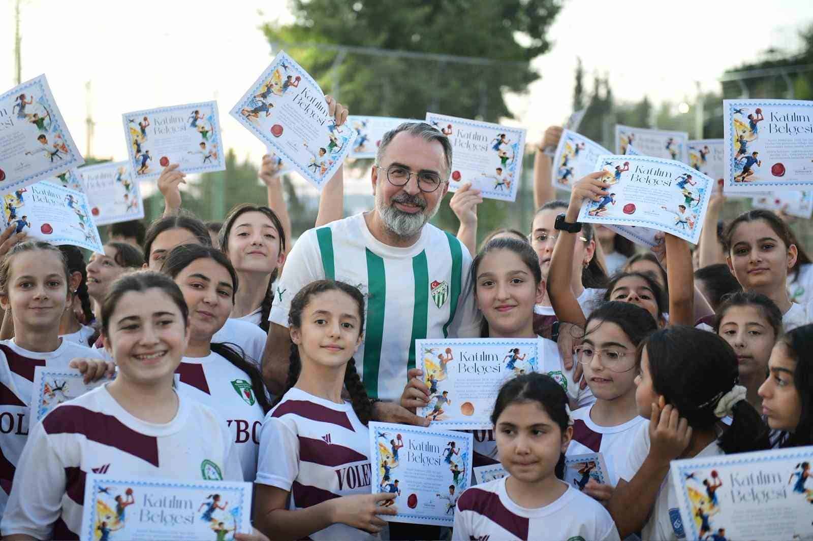 KESTEL BELEDİYESİ TARAFINDAN ÇOCUK VE GENÇLERİ SPORLA BULUŞTURMAK AMACIYLA 12 FARKLI BRANŞTA DÜZENLENEN YAZ SPOR OKULLARI, YOĞUN KATILIMLA GERÇEKLEŞTİRİLEN SERTİFİKA TÖRENİYLE SONA ERDİ. MANDIRAS KEMAL ERTİN SPOR TESİSLERİ’NDE DÜZENLENEN PROGRAMDA, YAZ BOYUNCA EĞİTİMLERE KATILAN SPORCULARA SERTİFİKALARI TAKDİM EDİLDİ.