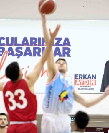OSMANGAZİ BELEDİYESİ 18. FİNAL BASKETBOL TURNUVASI, TÜRKİYE BASKETBOL LİGİ’NİN GÜÇLÜ EKİPLERİNİ AYNI PARKEDE BULUŞTURURKEN, ÜÇ GÜN SÜRECEK HEYECAN DOLU KARŞILAŞMALARIN DA STARTINI VERDİ.