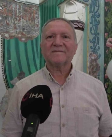 BURSA’NIN OSMANGAZİ İLÇESİNDE BULUNAN TARİHİ TUZ PAZARI CAMİİ’NDE DUVARLARDAKİ BOYA VE SIVALARIN DÖKÜLMESİYLE, 60 LI YILLARDAN BERİ ÜZERİ KAPALI KALAN TARİHİ BEZEMELER GÜN YÜZÜNE ÇIKTI. OSMANLI DÖNEMİNE AİT OLDUĞU DEĞERLENDİRİLEN İŞLEMELERİN, CAMİNİN İLK YAPILDIĞI DÖNEME (1479) KADAR UZANABİLECEĞİ BELİRTİLİRKEN, 1961 YILINDA YAPILAN UYGULAMANIN ALTINDA KALAN ORİJİNAL BEZEMELERİN YENİDEN ORTAYA ÇIKMASI ŞAŞKINLIK OLUŞTURDU.