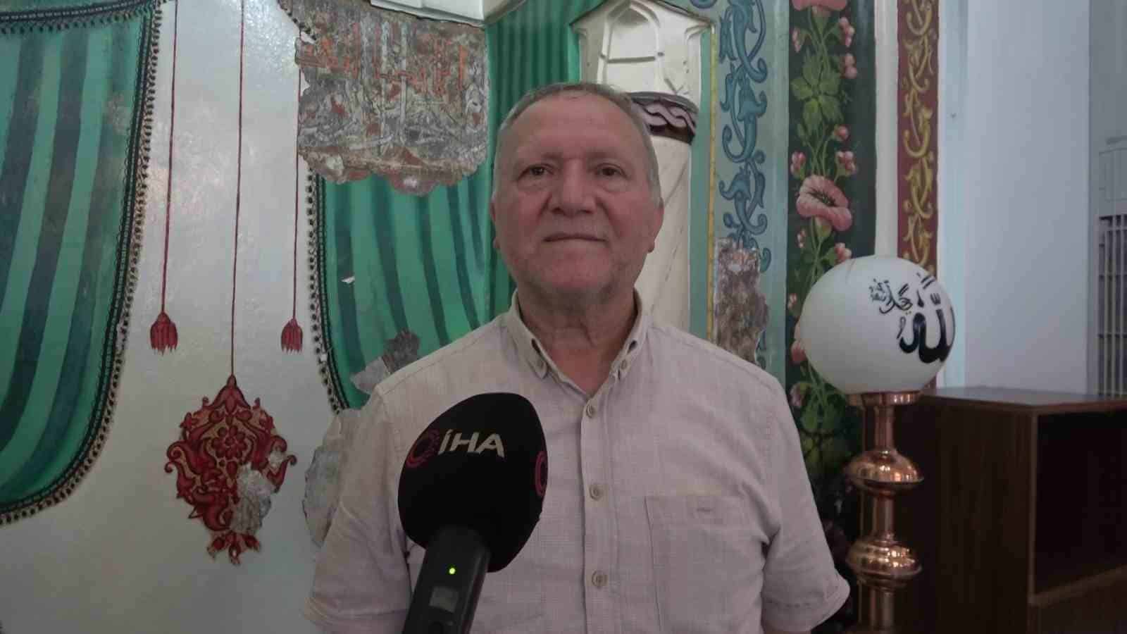 BURSA’NIN OSMANGAZİ İLÇESİNDE BULUNAN TARİHİ TUZ PAZARI CAMİİ’NDE DUVARLARDAKİ BOYA VE SIVALARIN DÖKÜLMESİYLE, 60 LI YILLARDAN BERİ ÜZERİ KAPALI KALAN TARİHİ BEZEMELER GÜN YÜZÜNE ÇIKTI. OSMANLI DÖNEMİNE AİT OLDUĞU DEĞERLENDİRİLEN İŞLEMELERİN, CAMİNİN İLK YAPILDIĞI DÖNEME (1479) KADAR UZANABİLECEĞİ BELİRTİLİRKEN, 1961 YILINDA YAPILAN UYGULAMANIN ALTINDA KALAN ORİJİNAL BEZEMELERİN YENİDEN ORTAYA ÇIKMASI ŞAŞKINLIK OLUŞTURDU.