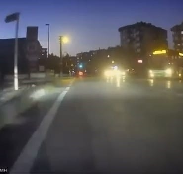 BURSA'DA KIRMIZI IŞIK İHLALİ YAPAN OTOBÜS, MOTOSİKLET SÜRÜCÜSÜNE ÇARPIYORDU. DURUM ÜZERİNE MOTOSİKLET SÜRÜCÜSÜNÜN "KIRMIZI IŞIKTA GEÇİYORSUN, BENİ EZECEKSİN" DEMESİ ÜZERİNE OTOBÜS ŞOFÖRÜ, "NE OLACAK, CEZAMIZI ÇEKERİZ" DİYE YANIT VERDİ. OTOBÜS ŞOFÖRÜNÜN PİŞKİN CEVAPLARI, KASK KAMERASINA YANSIDI.