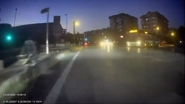 BURSA'DA KIRMIZI IŞIK İHLALİ YAPAN OTOBÜS, MOTOSİKLET SÜRÜCÜSÜNE ÇARPIYORDU. DURUM ÜZERİNE MOTOSİKLET SÜRÜCÜSÜNÜN "KIRMIZI IŞIKTA GEÇİYORSUN, BENİ EZECEKSİN" DEMESİ ÜZERİNE OTOBÜS ŞOFÖRÜ, "NE OLACAK, CEZAMIZI ÇEKERİZ" DİYE YANIT VERDİ. OTOBÜS ŞOFÖRÜNÜN PİŞKİN CEVAPLARI, KASK KAMERASINA YANSIDI.