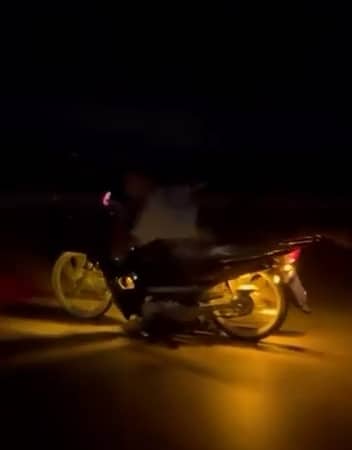 BURSA'DA BİR MOTOSİKLET SÜRÜCÜSÜ, MOTOSİKLETİN ÜZERİNE YATARAK SEYRETTİ. KORKU DOLU ANLAR KAMERAYA YANSIDI.