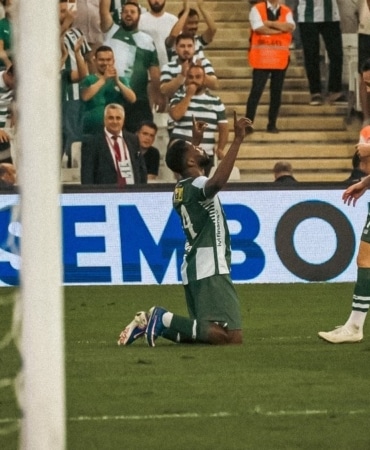 BURSASPOR’UN 29 YAŞINDAKİ FORVETİ KELECHİ IHEANACHO, TRENDYOL 1. LİG’DE FORMA GİYDİĞİ 5 MAÇTA KAYDETTİĞİ 6 GOL VE 2 ASİSTLİK MUHTEŞEM GRAFİĞİYLE YEŞİL-BEYAZLI CAMİAYA HAYAT VERİYOR.