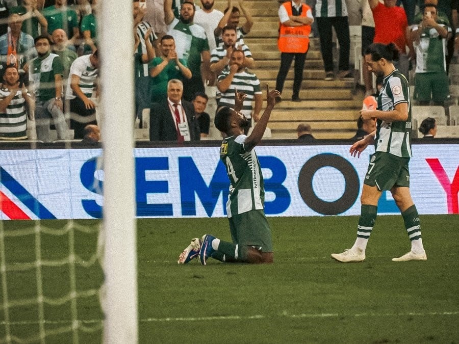 BURSASPOR’UN 29 YAŞINDAKİ FORVETİ KELECHİ IHEANACHO, TRENDYOL 1. LİG’DE FORMA GİYDİĞİ 5 MAÇTA KAYDETTİĞİ 6 GOL VE 2 ASİSTLİK MUHTEŞEM GRAFİĞİYLE YEŞİL-BEYAZLI CAMİAYA HAYAT VERİYOR.