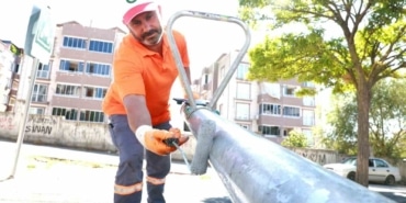 OSMANGAZİ BELEDİYESİ, İLÇEDEKİ ORTAK YAŞAM ALANLARININ NİTELİĞİNİ ARTIRMAK AMACIYLA BAKIM VE YENİLEME ÇALIŞMALARINA HIZ KESMEDEN DEVAM EDİYOR. PARK VE BAHÇELER MÜDÜRLÜĞÜ EKİPLERİ TARAFINDAN YÜRÜTÜLEN ÇALIŞMALARLA, ZAMANLA YIPRANAN OYUN GRUPLARI, SPOR ALETLERİ İLE OTURMA ALANLARI YENİLENİRKEN, ÇEVRE DÜZENLEMELERİ VE BOYA UYGULAMALARIYLA KULLANIM ALANLARI DAHA ESTETİK HALE GETİRİLİYOR.