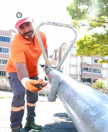 OSMANGAZİ BELEDİYESİ, İLÇEDEKİ ORTAK YAŞAM ALANLARININ NİTELİĞİNİ ARTIRMAK AMACIYLA BAKIM VE YENİLEME ÇALIŞMALARINA HIZ KESMEDEN DEVAM EDİYOR. PARK VE BAHÇELER MÜDÜRLÜĞÜ EKİPLERİ TARAFINDAN YÜRÜTÜLEN ÇALIŞMALARLA, ZAMANLA YIPRANAN OYUN GRUPLARI, SPOR ALETLERİ İLE OTURMA ALANLARI YENİLENİRKEN, ÇEVRE DÜZENLEMELERİ VE BOYA UYGULAMALARIYLA KULLANIM ALANLARI DAHA ESTETİK HALE GETİRİLİYOR.
